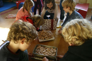 Lamello Dübel werden auf einer Elektrowaage und auf einer Handwaage gewogen